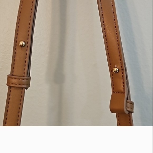 Elegant Beige and Brown Izaac Mizrahi Women's Bag - Picture 5 of 10
